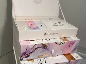 我打开了价值85英镑的Glossybox美容日历，里面装的都是价值超过580英镑的产品