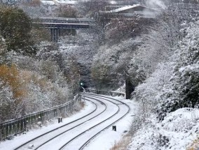 在英国早高峰时段，冰雪将造成交通混乱