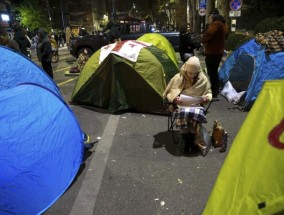 格鲁吉亚首都的抗议者在主要街道上搭起帐篷营地，要求举行新的选举